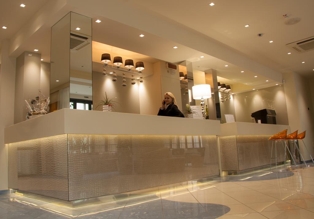 Hotel Aurora Mare Римини Екстериор снимка